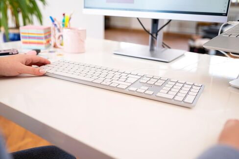 CHERRY KC 6000، لوحة مفاتيح بتصميم نحيف، تخطيط الاتحاد الأوروبي (QWERTY)، سلكي (منفذ USB-A)، مفاتيح هادئة، ملصق متين، فضي (متجدد) in Kuwait