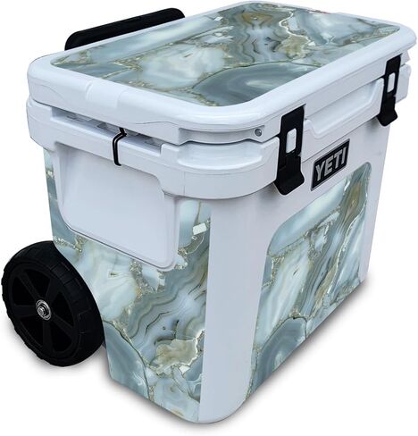 غلاف مبرد متوافق مع مبرد Yeti Roadie 32 ذو العجلات - Crystal Rock - غطاء لاصق واقٍ من الفينيل 3M ممتاز - سهل الاستخدام | صُنع في الولايات المتحدة الأمريكية بواسطة MightySkins in Kuwait