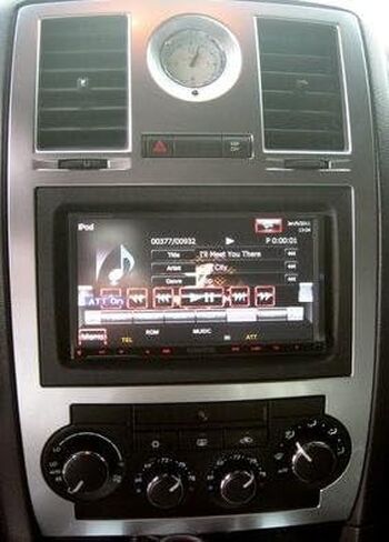 قم بتثبيت راديو ملاحة مزدوج Din من المصنع بإطار فضي استريو متوافق مع Chrysler 300 2005 2006 2007 in Kuwait