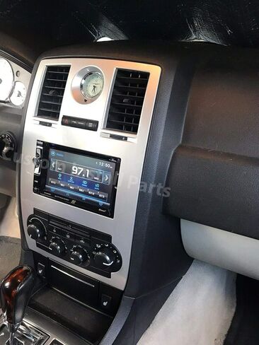 قم بتثبيت راديو ملاحة مزدوج Din من المصنع بإطار فضي استريو متوافق مع Chrysler 300 2005 2006 2007 in Kuwait