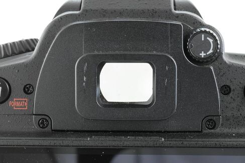 Nikon D90 12.3MP DX-Format CMOS Digital SLR Camera with 18-105 mm f/3.5-5.6G ED AF-S VR DX Nikkor Zoom Lens (OLD MODEL) in Saudi Arabia