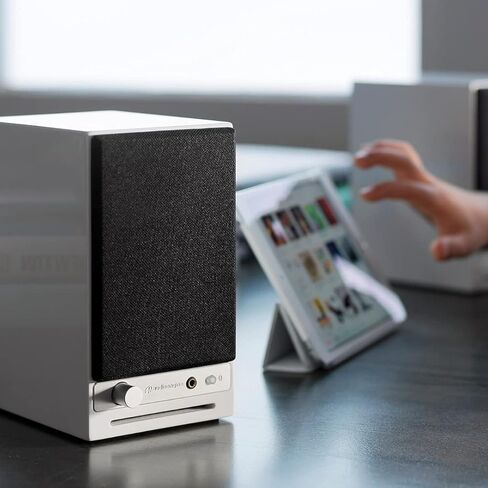 مكبرات صوت Audioengine A2 HD (HD3) باللون الأبيض مع حوامل معدنية بيضاء DS1M للموسيقى والألعاب والأفلام والاستوديوهات والمساكن وغرف النوم والمكاتب in Kuwait