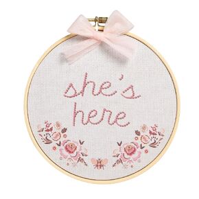 Kate & Milo She's Here Baby Announcement Photo Prop - نمط التطريز المطبوع لافتة وصول حديثي الولادة مع قوس وردي، طوق تطريز مطبوع عليه ورق الأزهار لصور الفتيات الصغيرات، والتقاط صور للمستشفى وحديثي الولادة in Kuwait