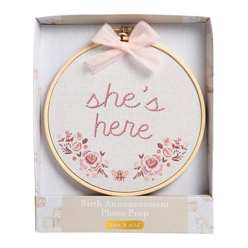 Kate & Milo She's Here Baby Announcement Photo Prop - نمط التطريز المطبوع لافتة وصول حديثي الولادة مع قوس وردي، طوق تطريز مطبوع عليه ورق الأزهار لصور الفتيات الصغيرات، والتقاط صور للمستشفى وحديثي الولادة in Kuwait