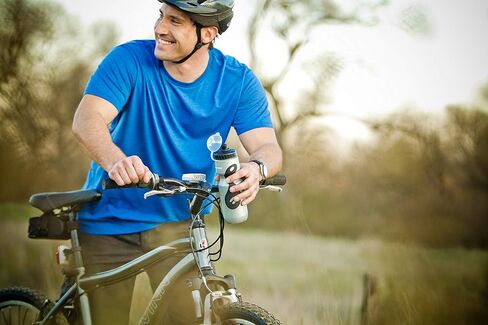 حامل زجاجة الدراجة شوين مع زجاجة ماء معزولة عاكسة، 26 أونصة. زجاجة رياضية مضغوطة خالية من مادة BPA وقفص بوليمر متين، ملحق سهل التركيب لركوب الدراجات in Kuwait