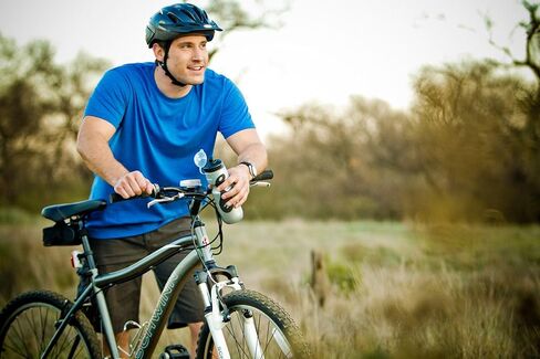 حامل زجاجة الدراجة شوين مع زجاجة ماء معزولة عاكسة، 26 أونصة. زجاجة رياضية مضغوطة خالية من مادة BPA وقفص بوليمر متين، ملحق سهل التركيب لركوب الدراجات in Kuwait