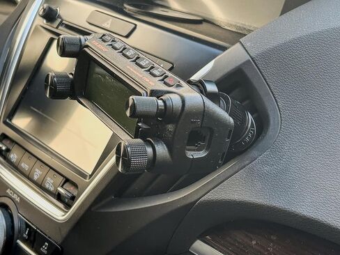 Vent mount compatible with Yaesu FTM-100 FTM-150 FTM-200 FTM-300 FTM-350 FTM-400 FTM-500 FTM-510 FTM-6000 and FT-891 in Kuwait