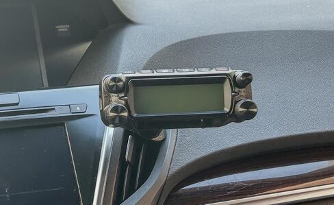 Vent mount compatible with Yaesu FTM-100 FTM-150 FTM-200 FTM-300 FTM-350 FTM-400 FTM-500 FTM-510 FTM-6000 and FT-891 in Kuwait