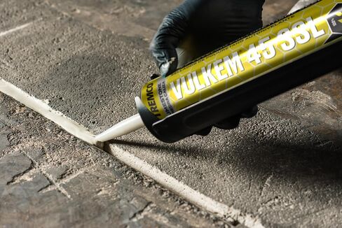 Tremco Vulkem 45 SSL مادة مانعة للتسرب من مادة البولي يوريثين ذاتية التسوية من جزء واحد (الحجر الجيري) in Saudi Arabia