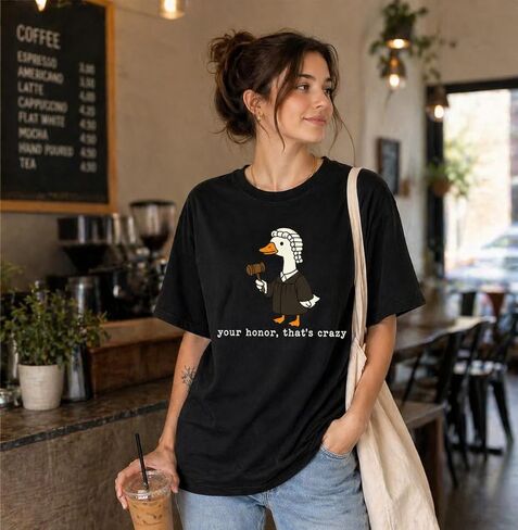 تي شيرت Funny Duck القاضي تي شيرت برسومات "Your Honor That's Crazy"، قميص المحامي الفكاهي، قميص Meme، تي شيرت قطني كاجوال للجنسين in Kuwait
