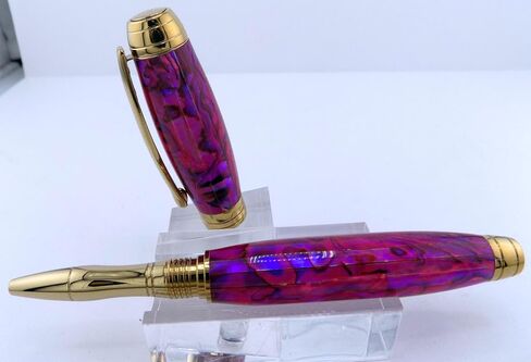 قلم كرة دوارة مصنوع يدويًا على طراز أوريون. زخرفة ذهبية مع جسم صدفة أبيلون وردي. غطاء المسمار غير قابل للنشر. حبر أسود. in Kuwait
