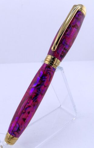قلم كرة دوارة مصنوع يدويًا على طراز أوريون. زخرفة ذهبية مع جسم صدفة أبيلون وردي. غطاء المسمار غير قابل للنشر. حبر أسود. in Kuwait