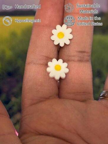 أقراط ديزي مضادة للحساسية للنساء - مجوهرات زهرة بيضاء لطيفة - لا تحتاج إلى ثقب - هدية خفيفة الوزن مصنوعة يدويًا من الأكريليك للربيع والصيف للأذنين الحساسة in Kuwait