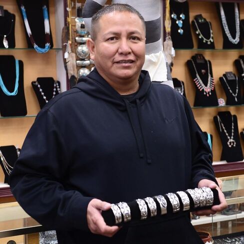 سوار رجالي من Alltribes Navajo مصنوع من الفضة المطروقة مقاس كبير ثقيل من الاسترليني Tahe 0465 in Kuwait