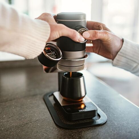 حزمة WACACO Picopresso: ماكينة صنع الإسبريسو المحمولة (مع حقيبة واقية) + مقياس الضغط - ماكينة صنع القهوة اليدوية للسفر ذات المستوى الاحترافي لطحن فائق النعومة ومراقبة الضغط بدقة in Kuwait