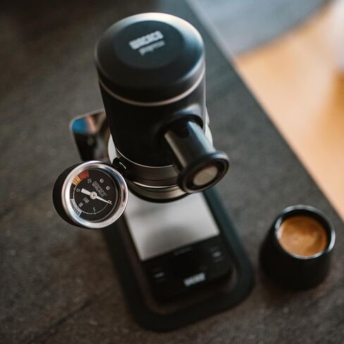 حزمة WACACO Picopresso: ماكينة صنع الإسبريسو المحمولة (مع حقيبة واقية) + مقياس الضغط - ماكينة صنع القهوة اليدوية للسفر ذات المستوى الاحترافي لطحن فائق النعومة ومراقبة الضغط بدقة in Kuwait
