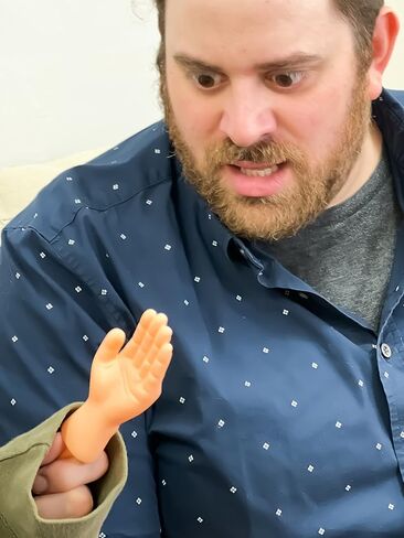 DR DINGUS Tiny Hands (زوج واحد - أصلي) - دمية يد صغيرة أصلية صغيرة - تجعل أي شخص يضحك - مرح بحجم الجيب وضحك كبير - TikTok الشهير - متعة الأصدقاء والعائلة in Kuwait