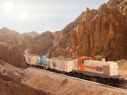 مجموعة القطارات الكهربائية ليونيل ديزني ستار وورز ريبيل RS-3 LionChief O Gauge مع بلوتوث 5.0 وجهاز التحكم عن بعد وسيارات الشحن وFasTrack - أضواء وأصوات جاهزة للتشغيل، مجموعة قطارات نموذجية، للأعمار من 14 عامًا فما فوق in Kuwait