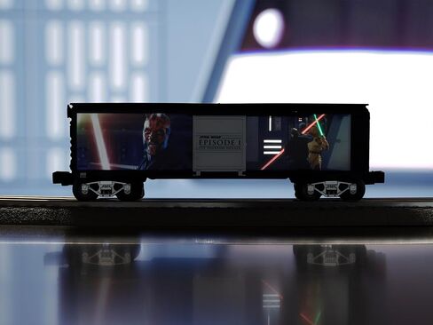 ليونيل حرب النجوم دارث مول VS. سيارة Qui-Gon Jin Lightsaber Series O Gauge Boxcar - نموذج سيارة قطار مضيئة مع شاحنات مصبوبة وقارنات تشغيل، للأعمار من 14 عامًا فما فوق in Kuwait