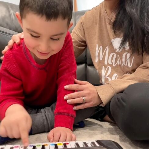 مجموعة كتاب HAPPY PIANO Preschoolers KIT Book 3 وملصقات لوحة المفاتيح الملونة. تستخدم في مرحلة ما قبل المدرسة في جميع أنحاء الولايات المتحدة الأمريكية! الأطفال الصغار الذين تتراوح أعمارهم بين 3-5. موسيقى للمبتدئين، رموز QR لتعليم الصوت والفيديو، 50 ألف طف in Kuwait