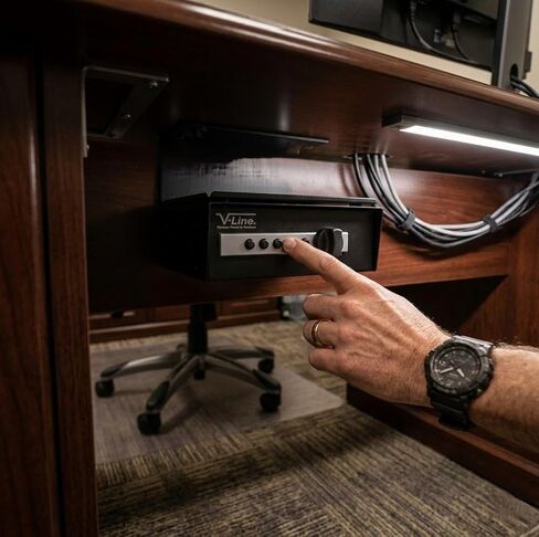 صندوق أمان بدون مفتاح V-Line 2597-S Desk Mate مع دعامة تثبيت سريعة التحرير (أسود) in Kuwait