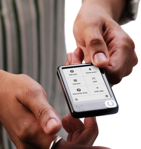 محفظة Ledger Nano Gen5 الآمنة للعملات المشفرة التي تعمل باللمس باللون الأبيض الجليدي + شارات مرحة (حزمة 1) in Kuwait