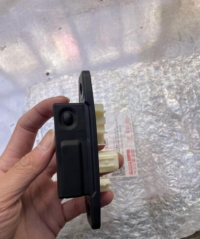 لتويوتا OE 84840-47040 مفتاح تحرير الباب الخلفي لـ ياريس ، بريوس ، لـ RAV4 ، RX in Kuwait