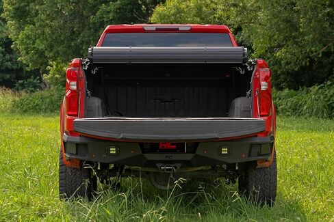 غطاء تونيو صلب قابل للطي لسيارة Rough Country لسيارة Chevy Silverado وGMC Sierra 1500 (2019-2026) - شريحة ألومنيوم، تركيب بدون مثقاب، يناسب سرير قصير بطول 5'10 in Kuwait