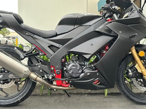X22RR 250cc EFI دراجة نارية ذات 6 سرعات محقونة بالوقود، تستخدم في الشوارع والطرق السريعة، دراجة رياضية موفرة للوقود، 300 سم مكعب، تصميم شارع السباق مع لوحة رقمية بإطار أحمر وصدمات ذهبية in Kuwait