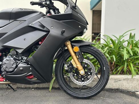 X22RR 250cc EFI دراجة نارية ذات 6 سرعات محقونة بالوقود، تستخدم في الشوارع والطرق السريعة، دراجة رياضية موفرة للوقود، 300 سم مكعب، تصميم شارع السباق مع لوحة رقمية بإطار أحمر وصدمات ذهبية in Kuwait