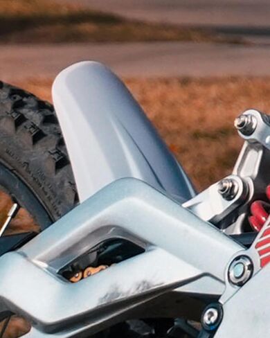 حاجز خلفي عالمي للدراجات النارية 79BIKE، Sur-Ron Light Bee X، واقي العجلة الخلفية مع دعامة ذراع مزدوجة قوية، ملحقات الدراجات النارية المقاومة للصدمات (فضي) in Kuwait