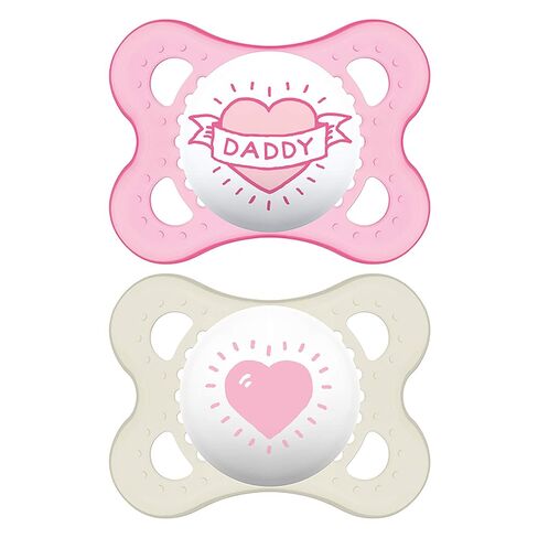 لهايات مجموعة MAM I Love Daddy (عبوتان، 1 علبة لهاية تعقيم)، لهاية MAM من 0 إلى 6 أشهر، لهايات الأطفال، طفل رضيع، أفضل لهاية للأطفال الذين يرضعون رضاعة طبيعية، قد تختلف التصميمات in Saudi Arabia