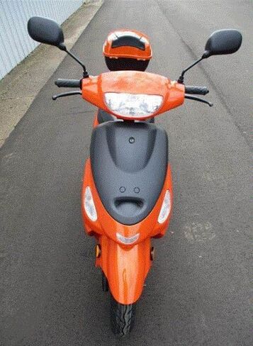 دراجة سكوتر TAO 49cc / 50cc قانونية بالكامل للشارع مزودة بصندوق مطابق - اختر لونك in Kuwait