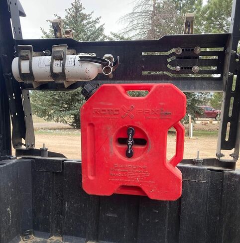 قاعدة حامل قاعدة وقود Rotopax لـ Polaris Ranger و General | تركيب حاجز السرير بدون أدوات | متوافق مع القاعدة القياسية أو DLX أو LOX | صنع في الولايات المتحدة الأمريكية | يناسب جميع موديلات رينجر in Kuwait