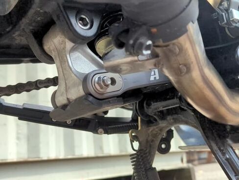 مجموعة خفض خلفية AltRider - وصلات خفض قابلة للتعديل متوافقة مع Honda XL750 Transalp - وصلات إسقاط مع واقي وصلة UHMW - 4 مستويات ارتفاع للمقعد للمساعدة في التدريب وتعزيز الثقة in Kuwait