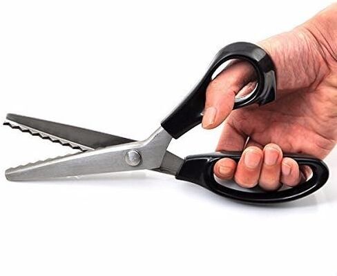 مقصات مسننة ذات حافة صدفية، مقص متعرج من الفولاذ المقاوم للصدأ، مقص صناعة الخياطة، مقص صناعة التطريز، قماش تزيين الحرف اليدوية، قطع الورق، تنجيد التطريز (صدفي 7 مم) in Kuwait