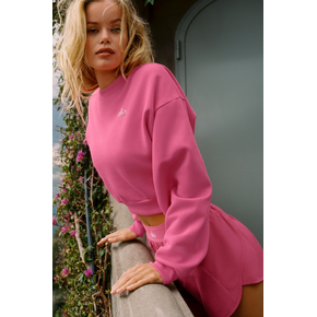 Alo Yoga Cropped Accolade Crewneck - وردي بارادايس in Kuwait