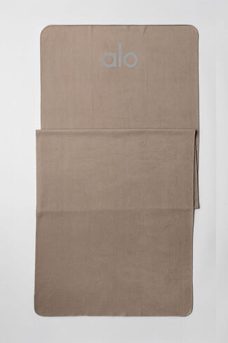 Alo Yoga Grounded No-Slip Mat Towel - Gravel - Gravel / One Size in Kuwait
