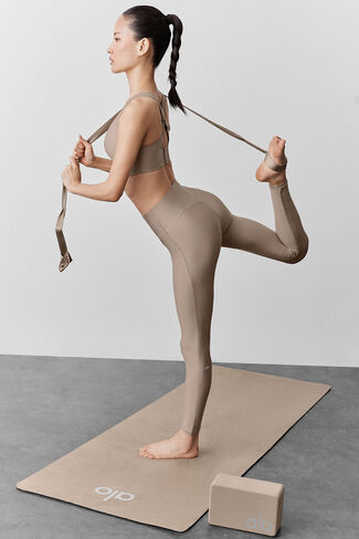 Alo Yoga Grounded No-Slip Mat Towel - Gravel - Gravel / One Size in Kuwait