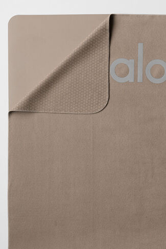 Alo Yoga Grounded No-Slip Mat Towel - Gravel - Gravel / One Size in Kuwait