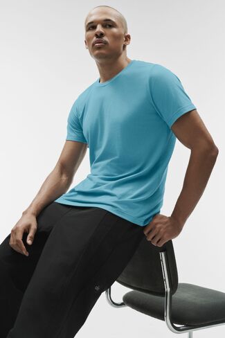 Alo Yoga Triumph Tee - Blue Breeze in Kuwait