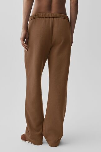 Alo Yoga Accolade Straight Leg Sweatpant - Sun Kissed Brown in Kuwait