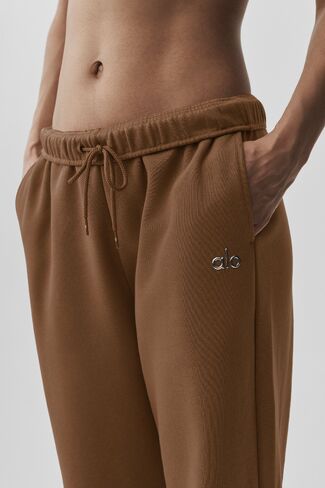 Alo Yoga Accolade Straight Leg Sweatpant - Sun Kissed Brown in Kuwait