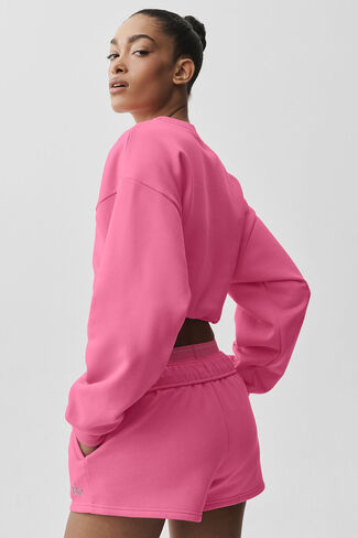 Alo Yoga Cropped Accolade Crewneck - وردي بارادايس in Kuwait