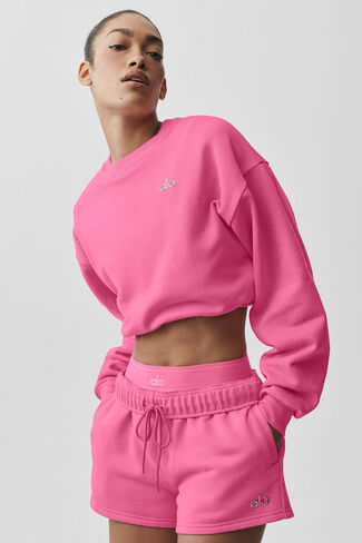 Alo Yoga Cropped Accolade Crewneck - وردي بارادايس in Kuwait