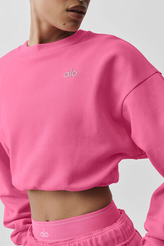 Alo Yoga Cropped Accolade Crewneck - وردي بارادايس in Kuwait
