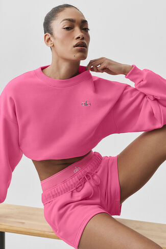 Alo Yoga Cropped Accolade Crewneck - وردي بارادايس in Kuwait