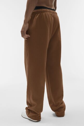 Alo Yoga Accolade Straight Leg Sweatpant - Sun Kissed Brown in Kuwait