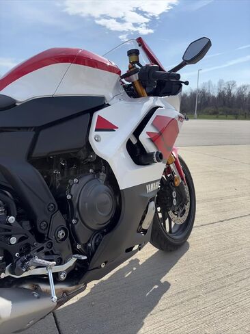 مزلقات إطار OES تناسب 2026 Yamaha R7 بدون قطع (أحمر) in Kuwait