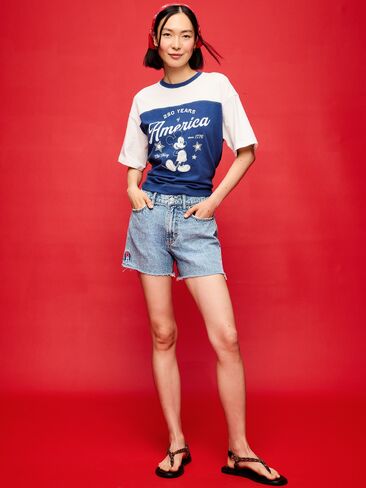 شورت Old Navy Old Navy x Disney Minnie Mouse عالي الخصر OG Jean - درزة داخلية 4 بوصة للنساء - تطريز الألعاب النارية in Kuwait